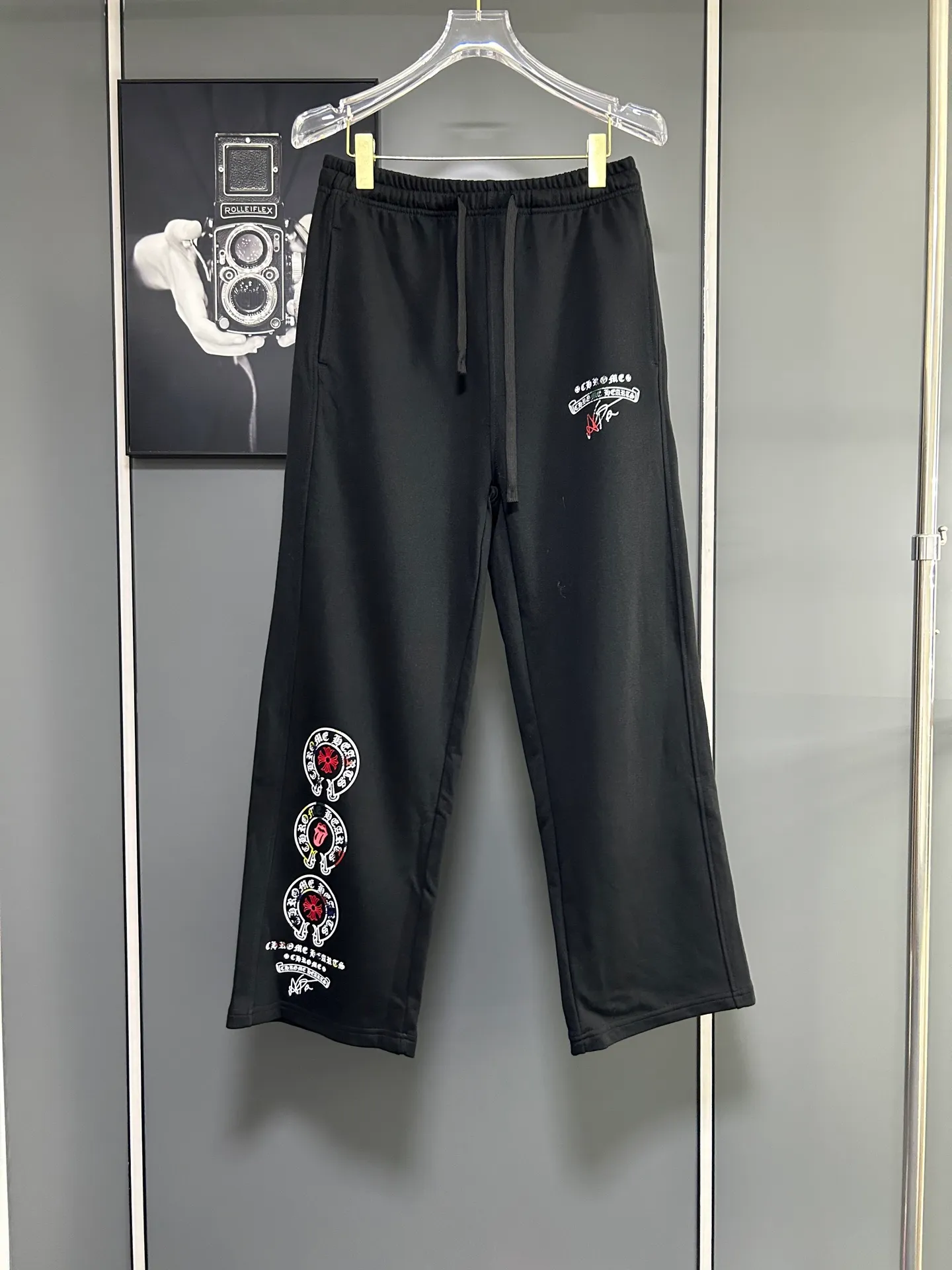P220 Chrome Hearts 25 new colorful cross-mark loose straight trousers 2025 autumn and winter new embroidered elastic band casual trousers, customized fabrics at the counter. Made of 400g high-version terry fabric, with high breathability and comfort, impeccable details, no pilling and no deformation, brand element design concept, reflecting high quality. It feels delicate and soft! It presents casual tailoring, the same style for men and women, and the upper body shape is awesome! Size: S M L XL Color: Black Gray